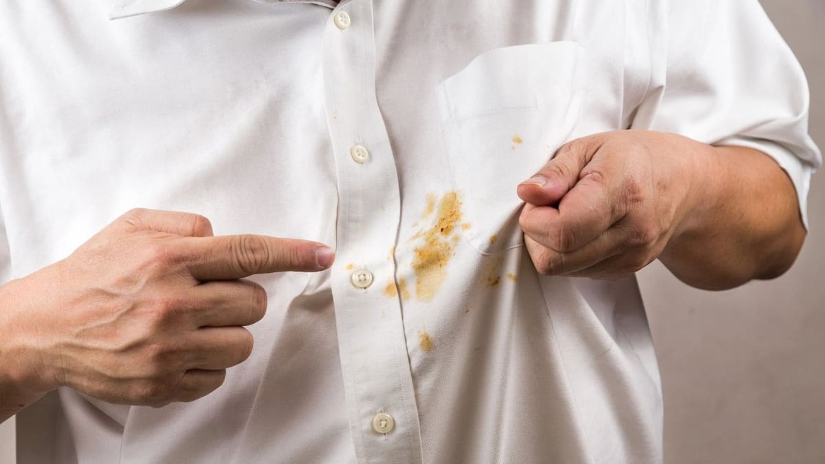 “Libre de grasas”: El truco casero que te ayudará a eliminar en pocos minutos las manchas de comida de tus prendas