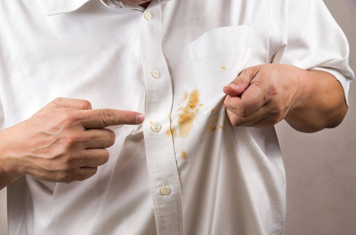 “Libre de grasas”: El truco casero que te ayudará a eliminar en pocos minutos las manchas de comida de tus prendas