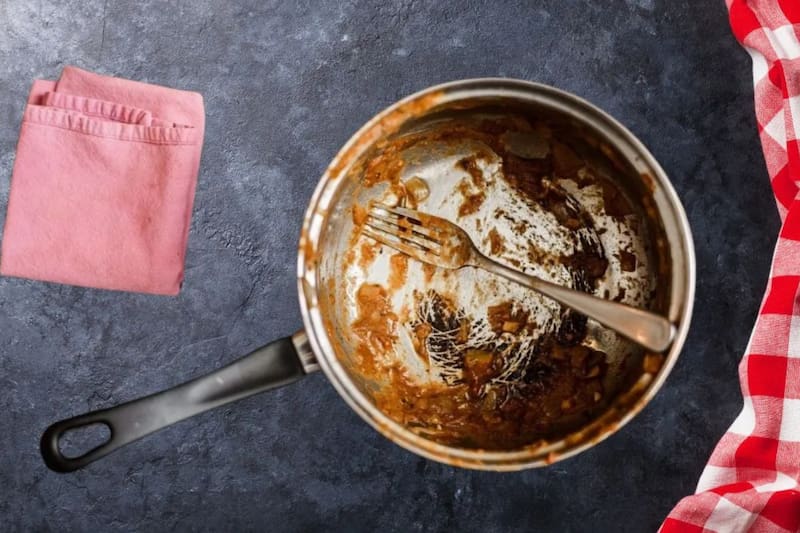 En sencillos pasos puedes quitar los restos de comida pegados en tu olla. Foto: Diario UNO.