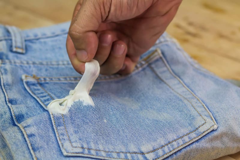 De esta forma puedes despegar el chicle de tu ropa. Créditos: Deja.