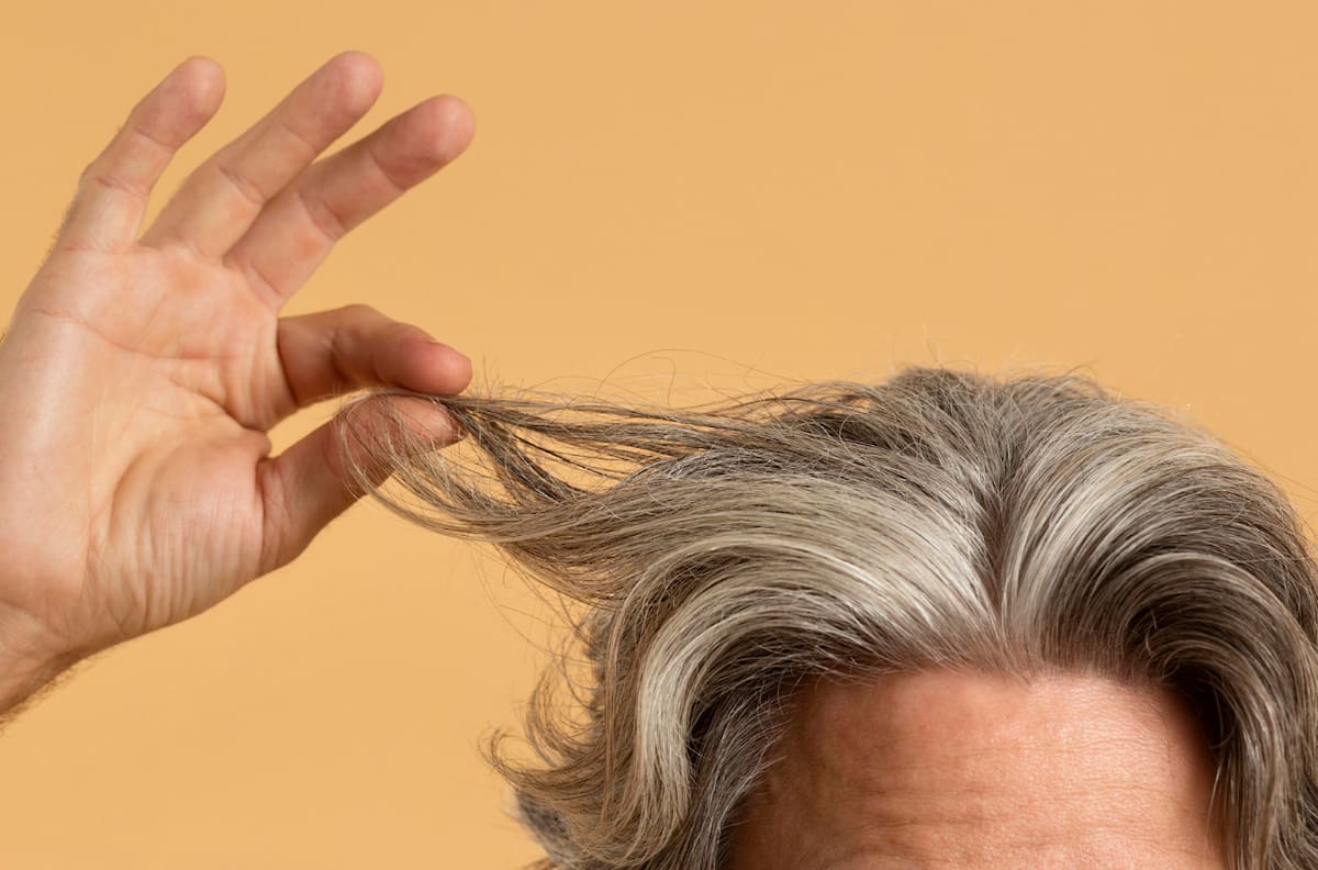 Olvídate de las canas amarillas con estos sencillos trucos caseros