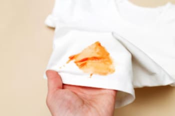 Trucos caseros que te ayudarán a quitar las manchas difíciles de tus prendas en pocos minutos