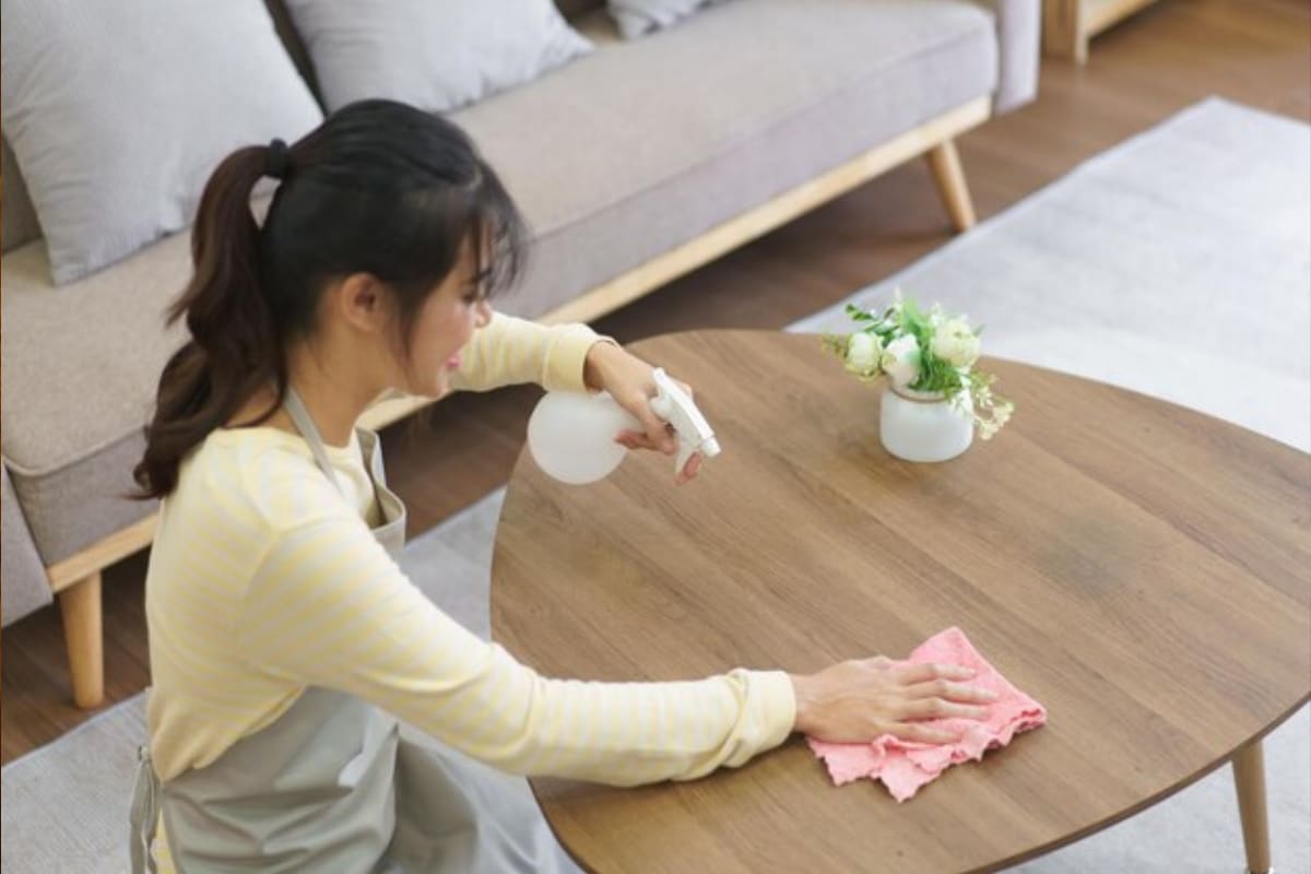 Conoce cómo dejar brillante tu mesa sin dañarla con productos químicos. Foto: Freepik.