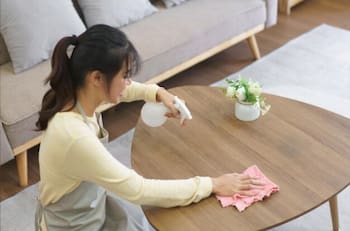 Lo podrías estar haciendo mal: Esta es la forma correcta de limpiar la mesa de madera, según expertos