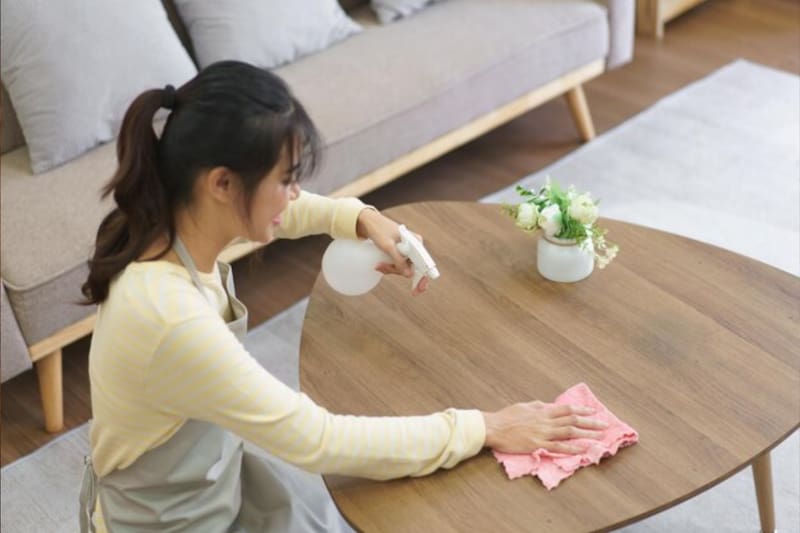 Conoce cómo dejar brillante tu mesa sin dañarla con productos químicos. Foto: Freepik.