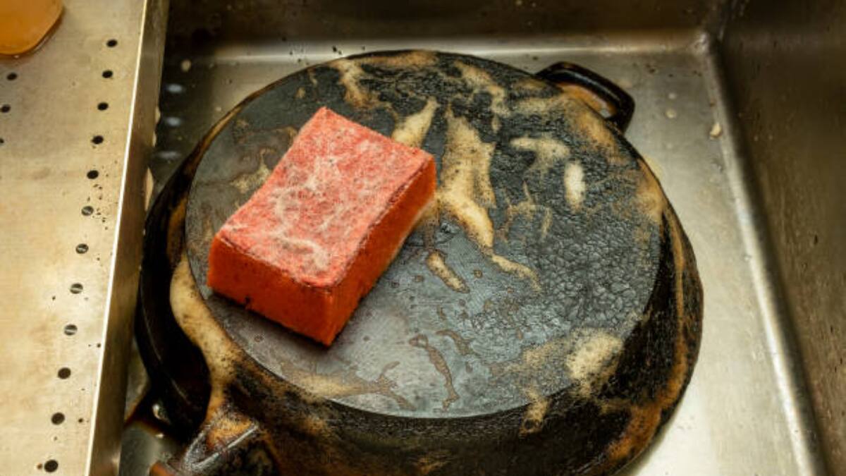 El truco casero más efectivo para quitar lo quemado de tus ollas y sartenes