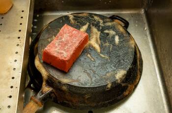 El truco casero más efectivo para quitar lo quemado de tus ollas y sartenes