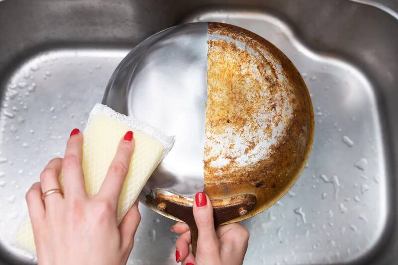 Con productos que tienes en casa dejarás el fondo de tus ollas y sartenes impecables.