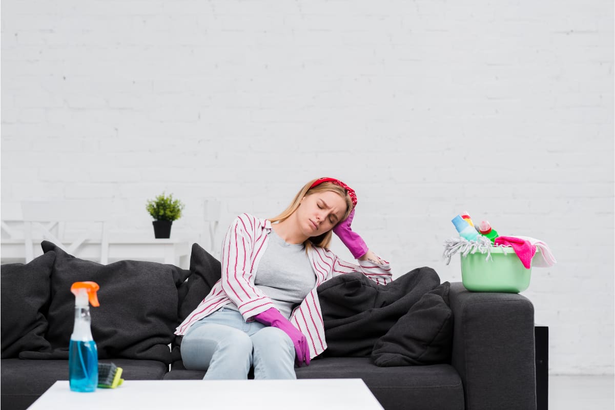 Con pocos ingredientes puedes hacer una preparación perfecta para limpiar sillones manchados.