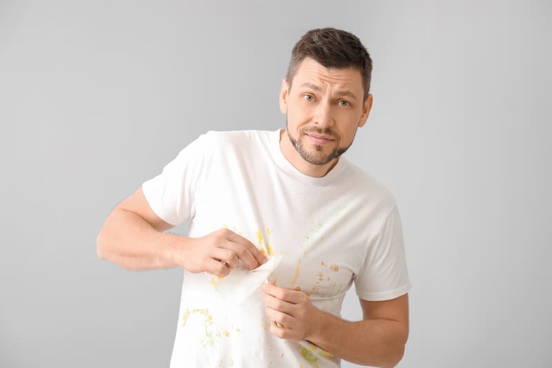 Con productos de tu despensa puedes eliminar las manchas de aceite o grasa de tu ropa. Foto: Freepik.