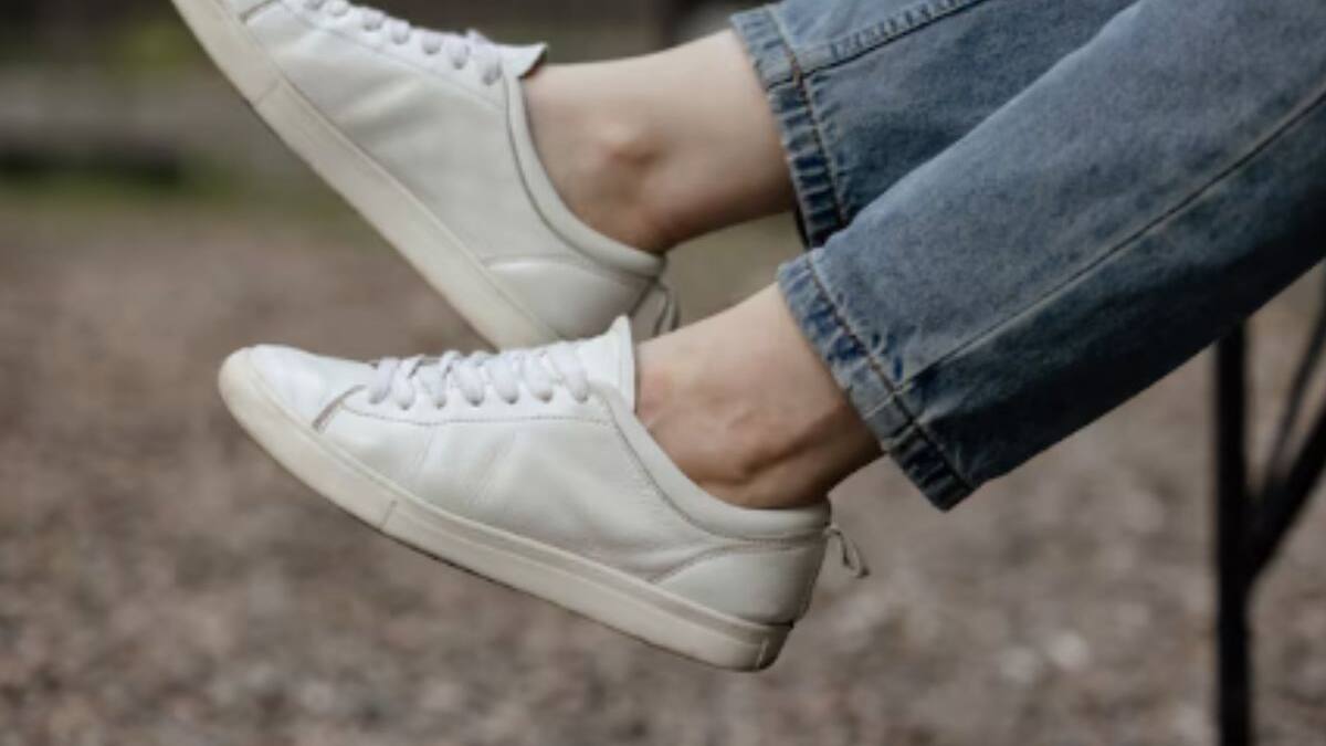 Solo se necesitan tres ingredientes: Este truco te ayudará a desmanchar tus zapatos blancos