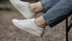 Solo se necesitan tres ingredientes: Este truco te ayudará a desmanchar tus zapatos blancos