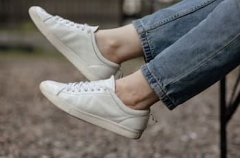 Solo se necesitan tres ingredientes: Este truco te ayudará a desmanchar tus zapatos blancos