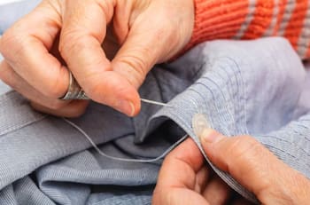 Adiós al hilo y la aguja: Dos trucos caseros que te ayudarán a ajustar tu ropa sin coserla