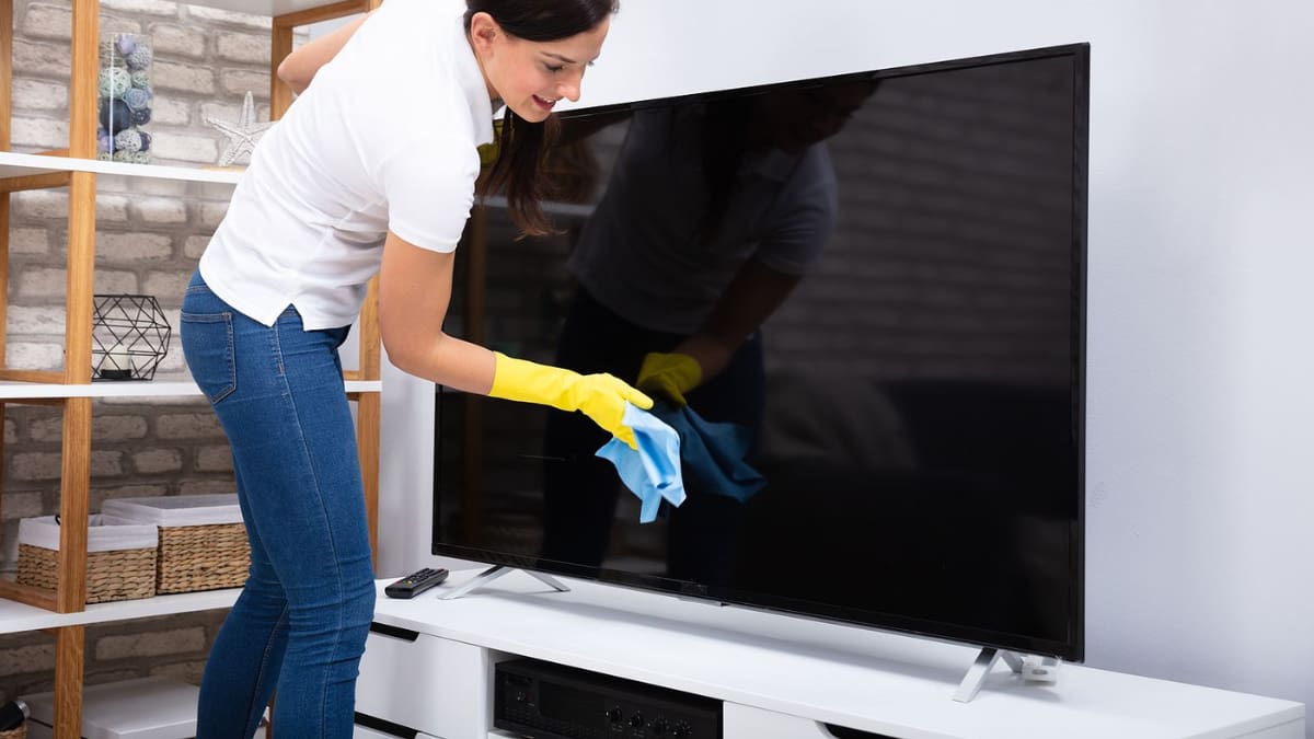 Ni con limpiavidrios ni con toalla de papel: El mejor truco para limpiar la pantalla del televisor sin dañarla
