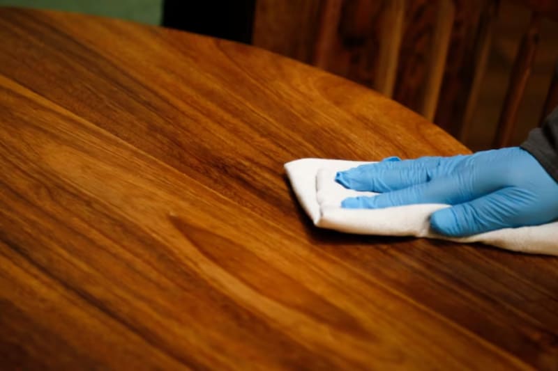 Según expertos, el uso de químicos puede dañar y opacar este producto. Foto: Semana.