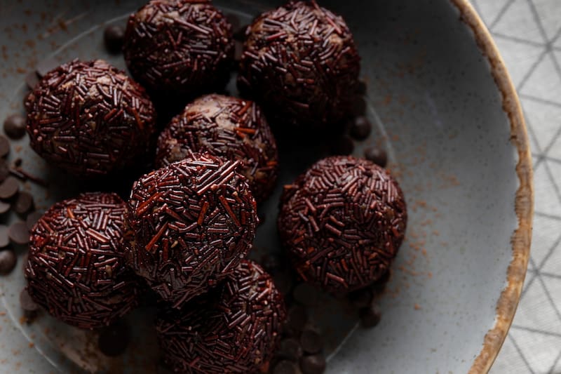 Usando solo cuatro ingredientes, puedes disfrutar de un rico postre casero. Créditos: Freepik.
