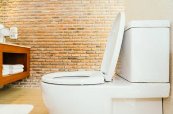 ¿Aburrido del sarro en el inodoro? Este truco lo elimina por completo