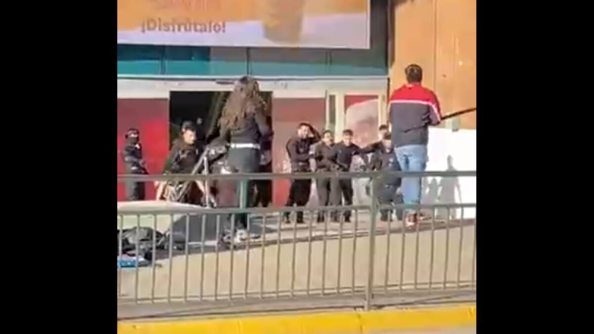 VIDEO | Turba de mecheros atacó con fierros y palos a guardias de Mall Marina en Viña del Mar