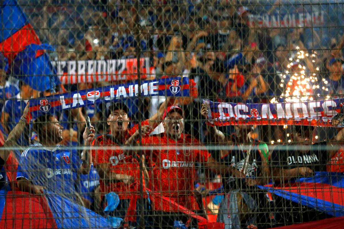 Hinchas de la U. de Chile interrumpieron el inicio del partido ante La Calera. Crédito: Agencia Aton.