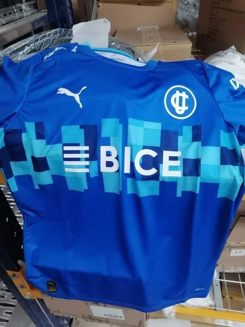 El modelo azul muestra una franja compuesta por cuadrados de distintos tamaños