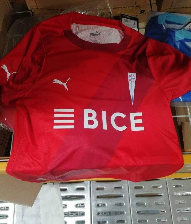 El modelo en tono rojo podría destaca por una franja diagonal