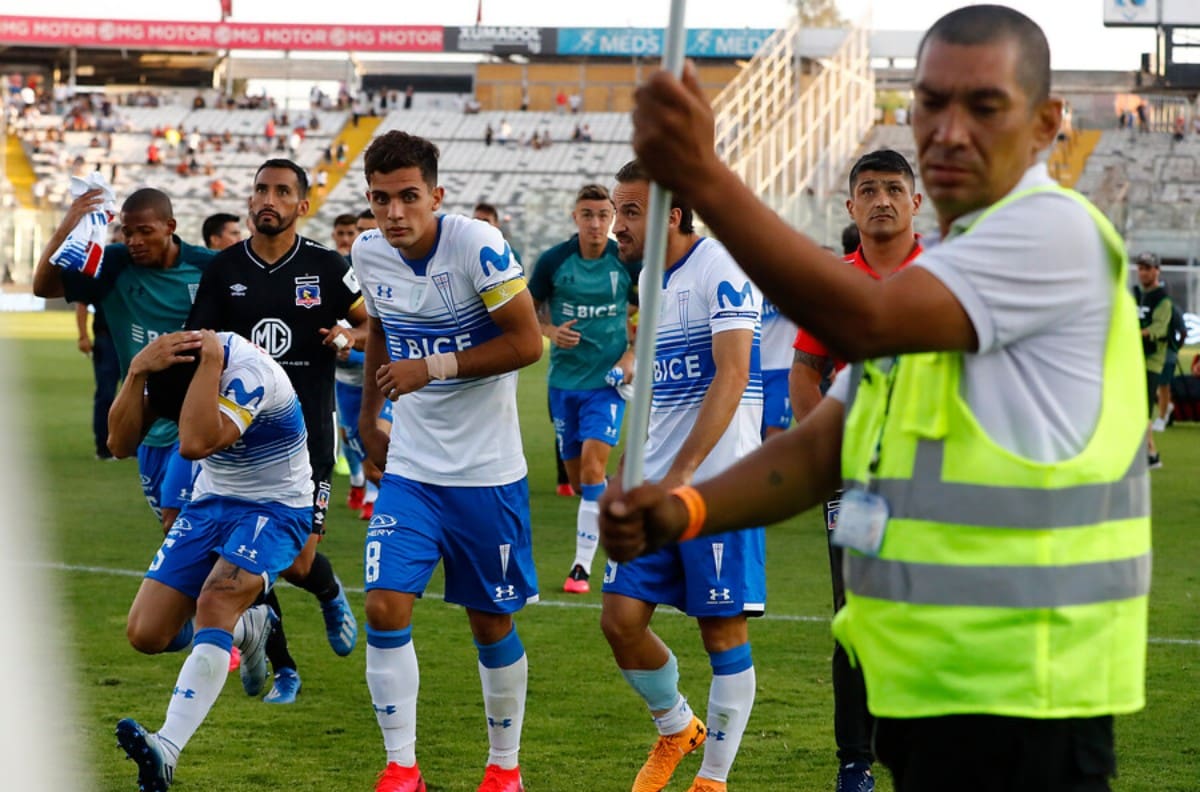 Clásico de Colo Colo y Universidad Católica fue suspendido tras incidentes