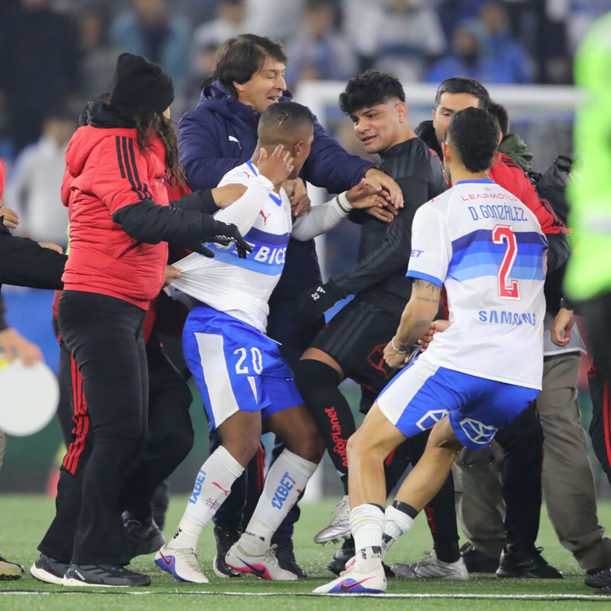 Victoria de Colo-Colo sobre la UC terminó en caos: los 4 futbolistas que serían expulsados
