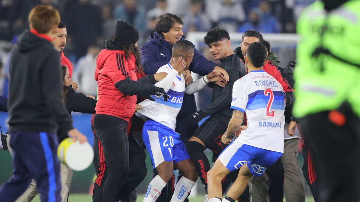 Victoria de Colo-Colo sobre la UC terminó en caos: los 4 futbolistas que serían expulsados