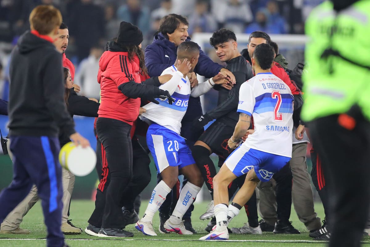 Terminó en batalla campal en el Claro Arena. Foto: Aton.