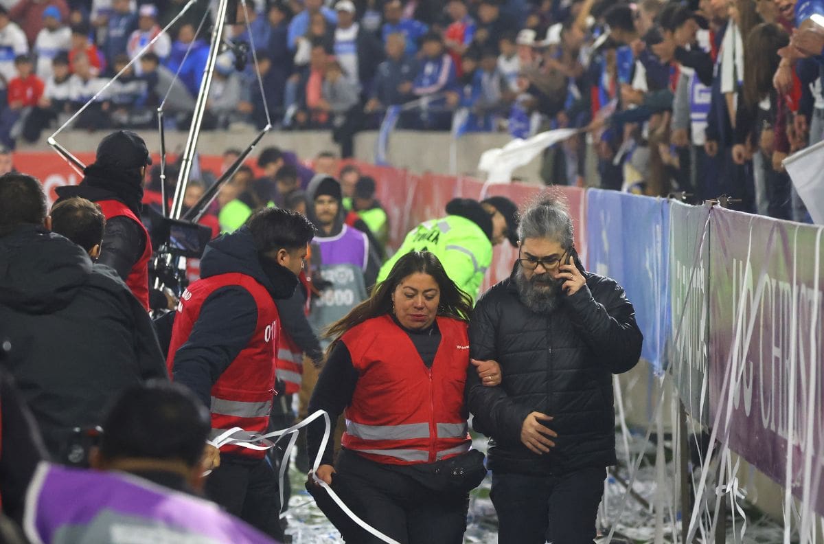 VIDEO | No se vio en TV: así se vivieron desde la tribuna los momentos de terror en el Claro Arena