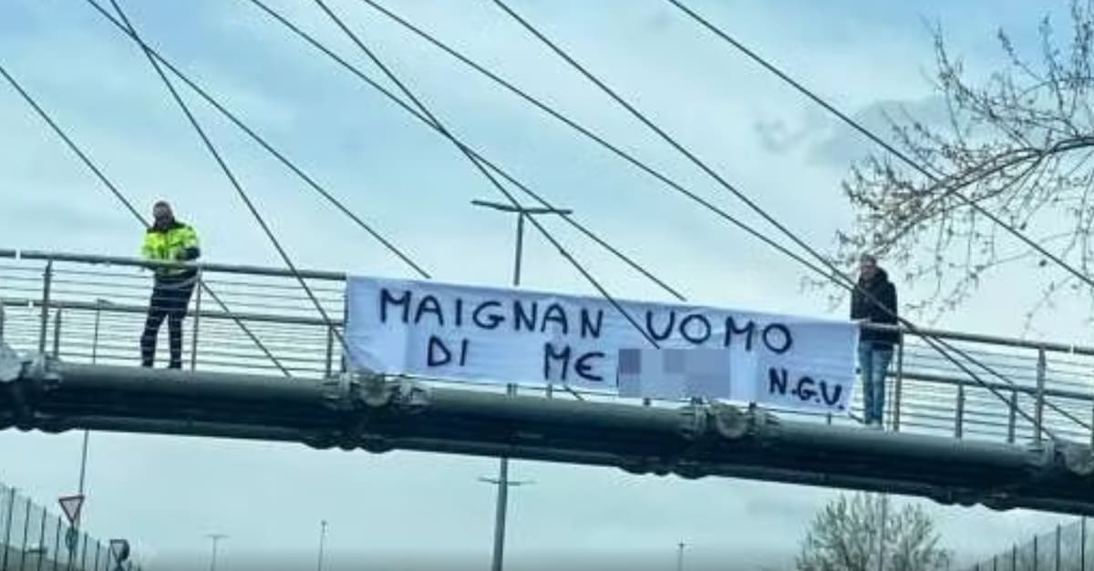 Pancarta colgada en contra de Mike Maignan en el Estadio Friuli.