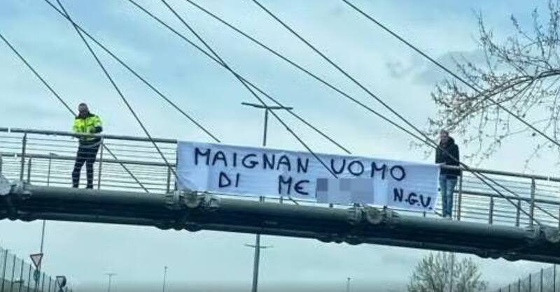 Pancarta colgada en contra de Mike Maignan en el Estadio Friuli.