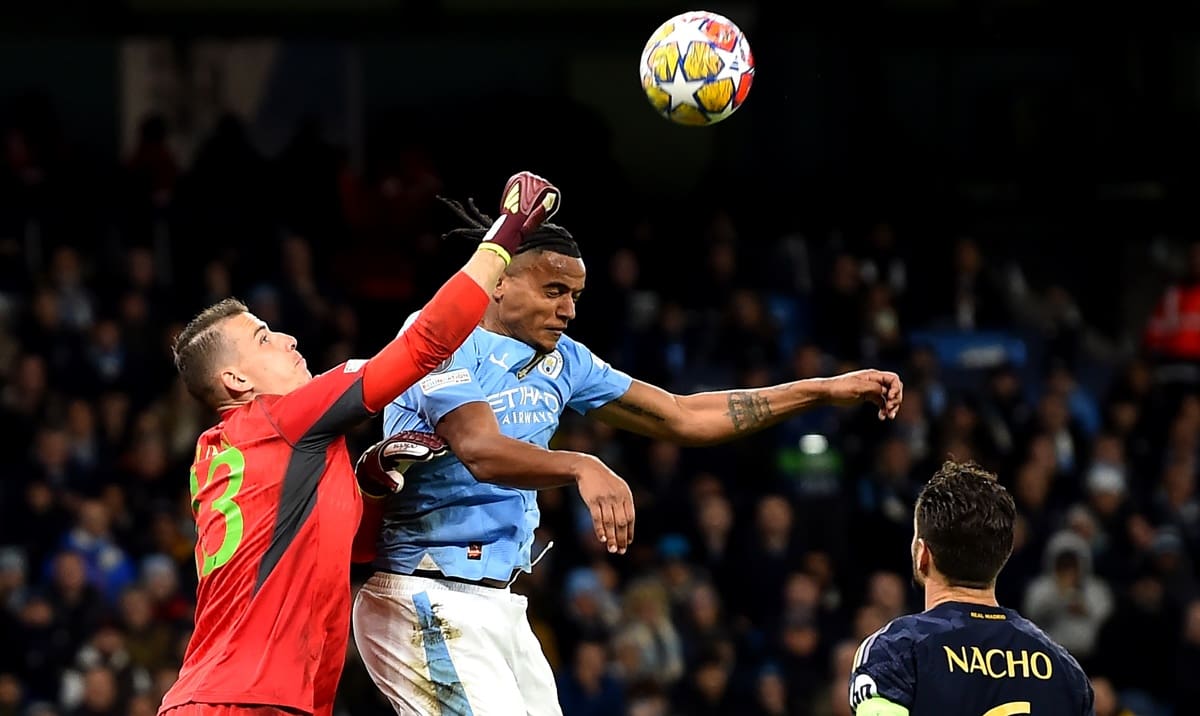 Andry lunin en un despeje en Manchester