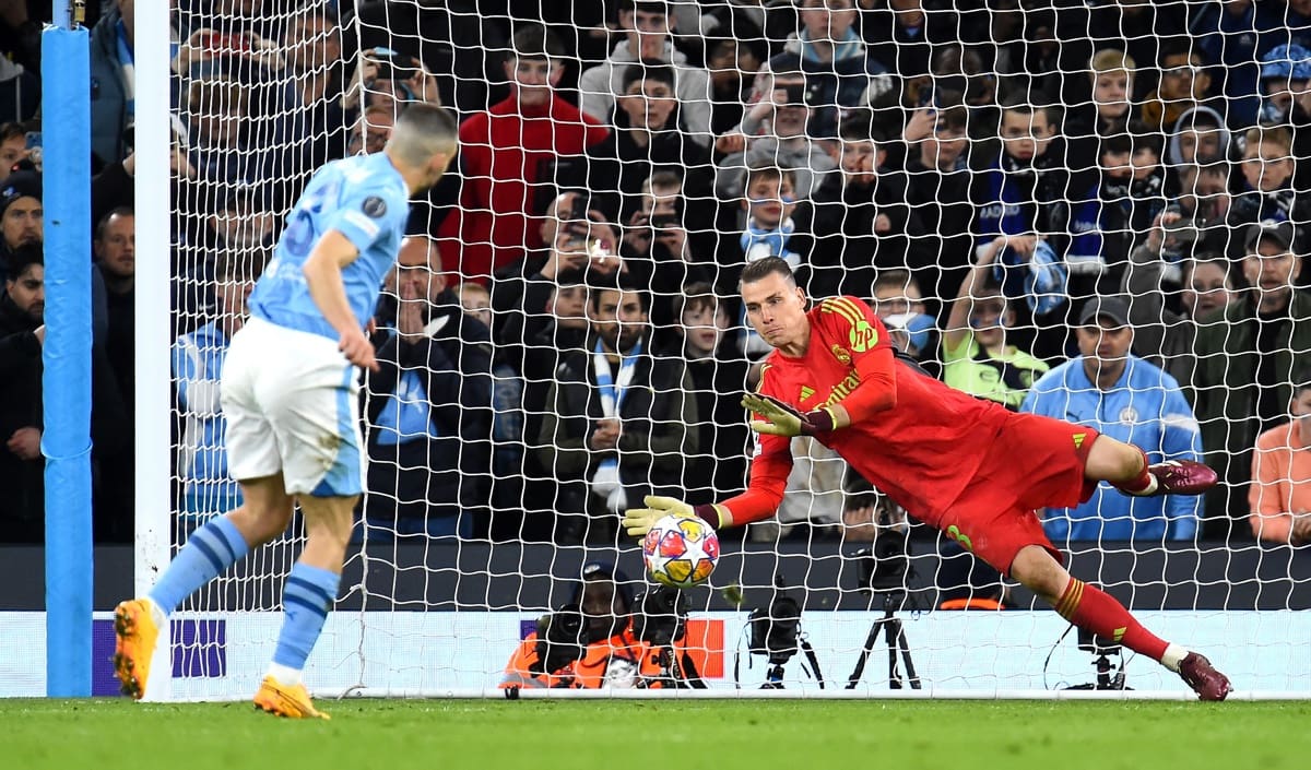 Andriy Lunin atajando penal en semifinal de Champions League