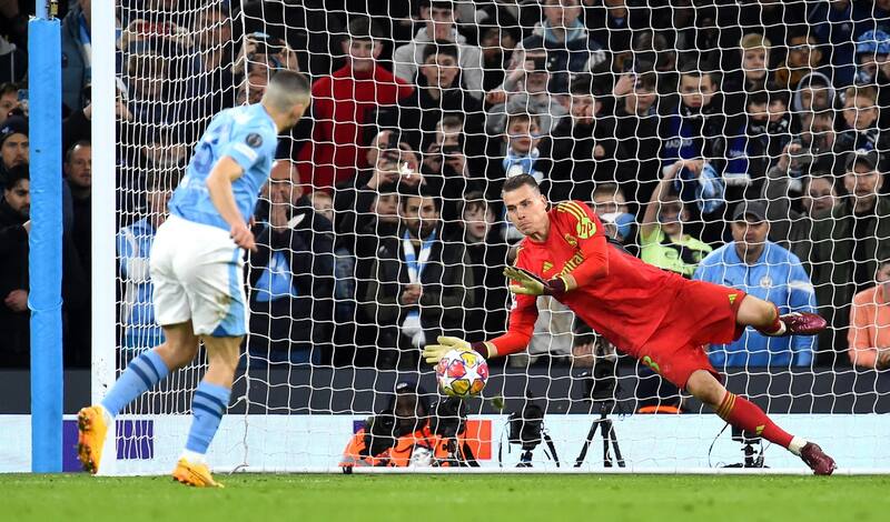 Andriy Lunin atajando penal en semifinal de Champions League