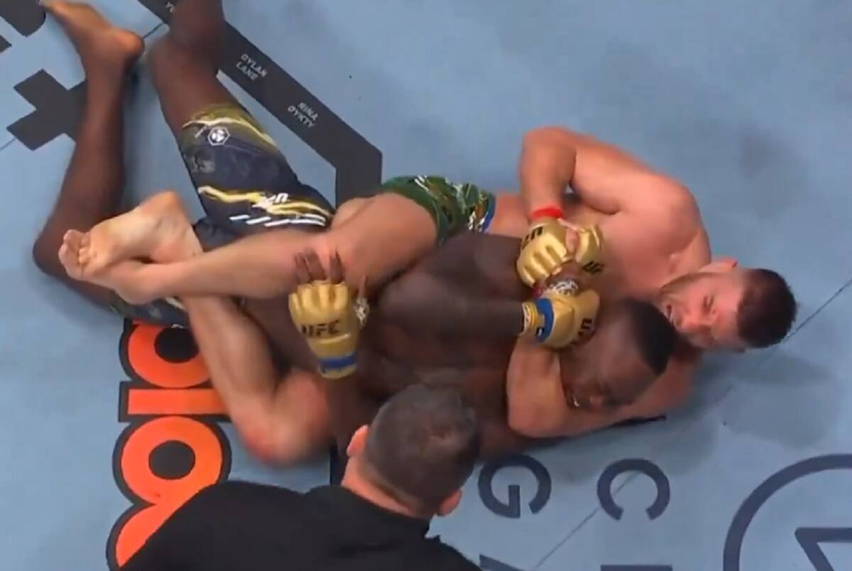 Du Plessis le ganó por sumisión a Adesanya