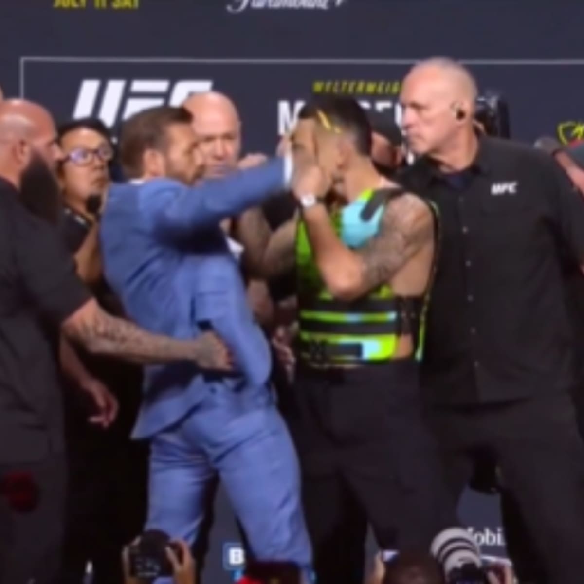 VIDEO | Así fue el tenso cara a cara de Conor McGregor y Max Holloway antes del UFC 329