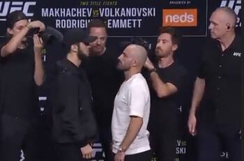 VIDEO | El intenso frente a frente entre Islam Makhachev y Alexander Volkanovski en la previa del duelo de campeones de la UFC 284