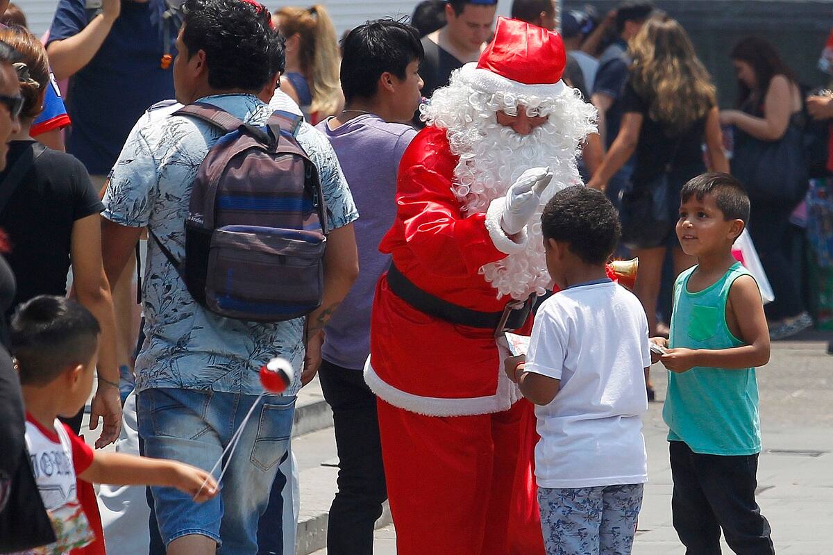 Santiago, 24 de Diciembre 2016.
Viejito pascuero entrega regalos a niÒos en la Plaza de Armas, a visperas de la Navidad.
Ramon Monroy/Aton Chile