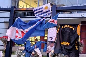 VIDEO | Hermoso gesto: hincha de Peñarol dejó una camiseta en la sede de Nacional en honor a Juan Izquierdo