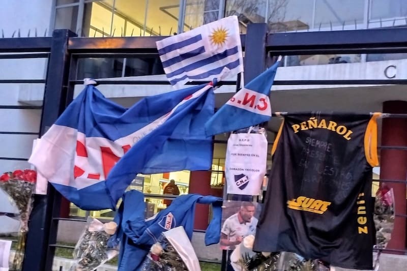 llegó hasta la sede de Nacional de Montevideo para homenajear a Juan Izquierdo.