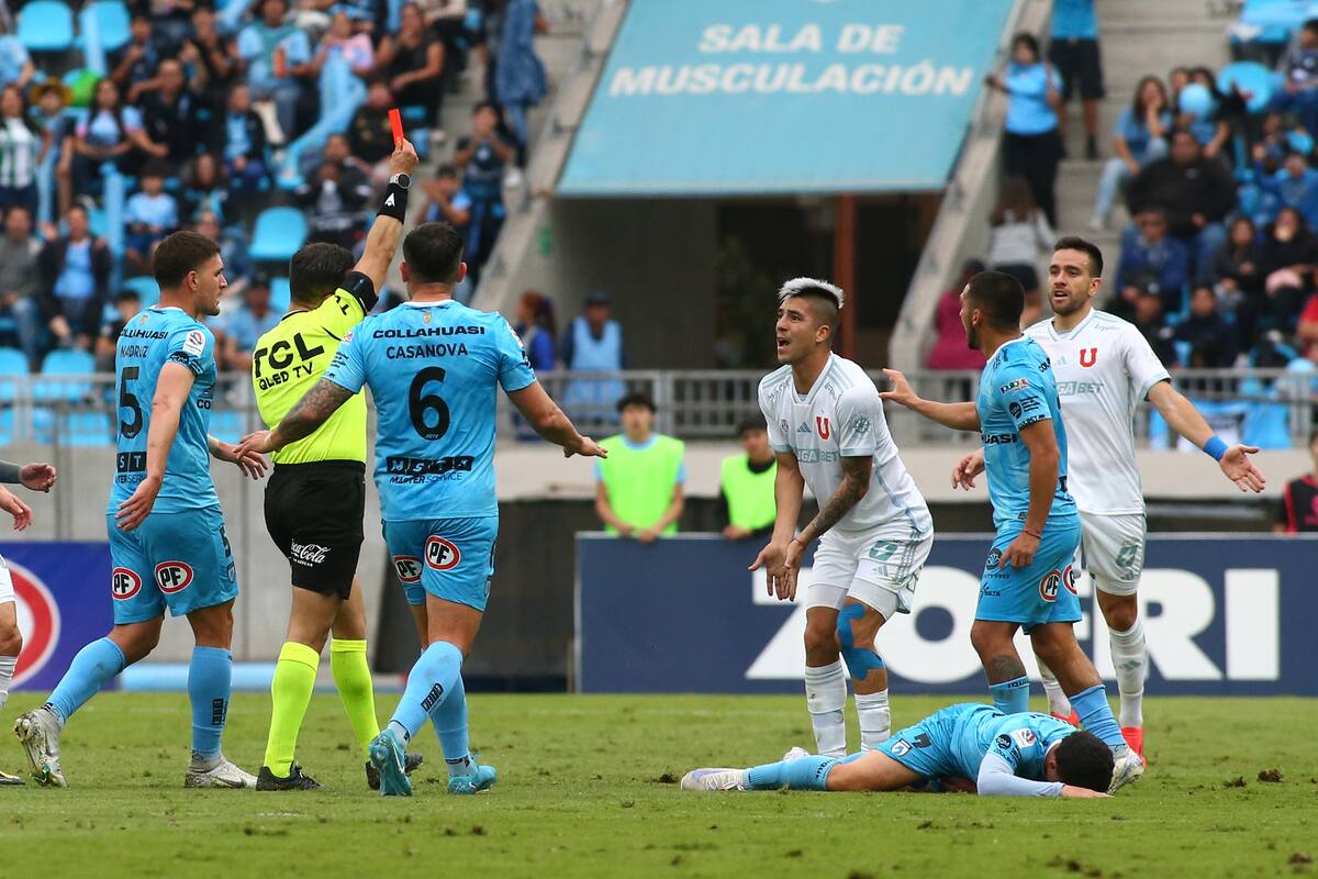Leandro Fernández es expulsado en Iquique, tras una fuerte entrada contra un rival. Las críticas apuntaron a que el Tribunal lo castigó mínimamente, para que no se perdiera partidos decisivos en la recta final del torneo.