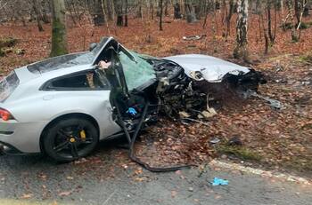 Jugador del West Ham chocó su Ferrari y tuvo que ser trasladado a un hospital en helicóptero