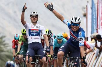 La extraña prohibición de celebrar detrás de los ganadores en carreras de ciclismo profesional