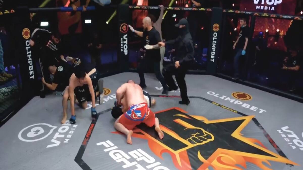 VIDEO | Luchador de MMA estaba recibiendo histórica paliza hasta que lo defendió su entrenador y esto pasó