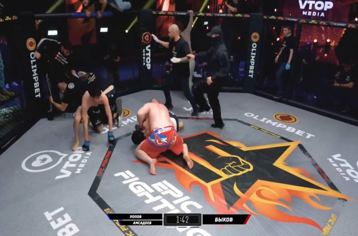 VIDEO | Luchador de MMA estaba recibiendo histórica paliza hasta que lo defendió su entrenador y esto pasó