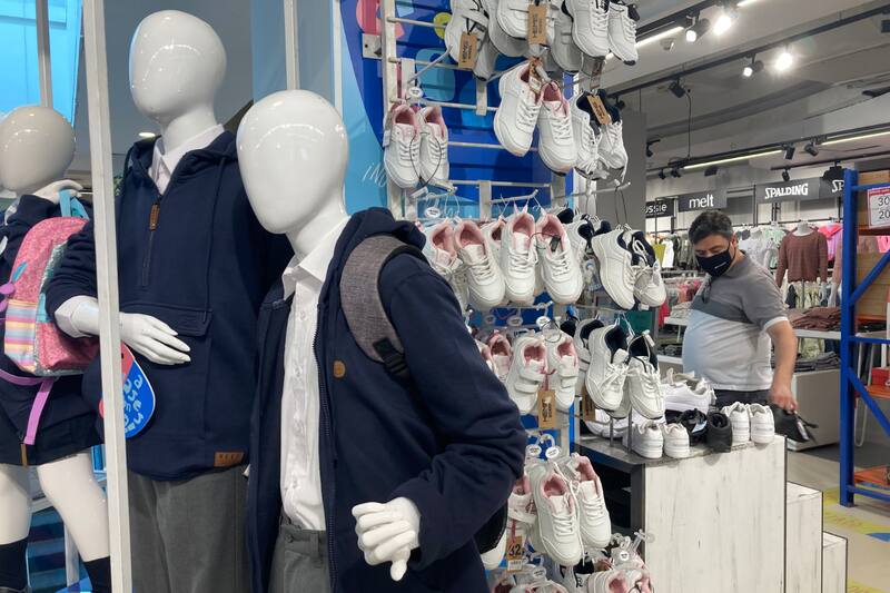 Descubre cómo lavar el uniforme de tu hijo.