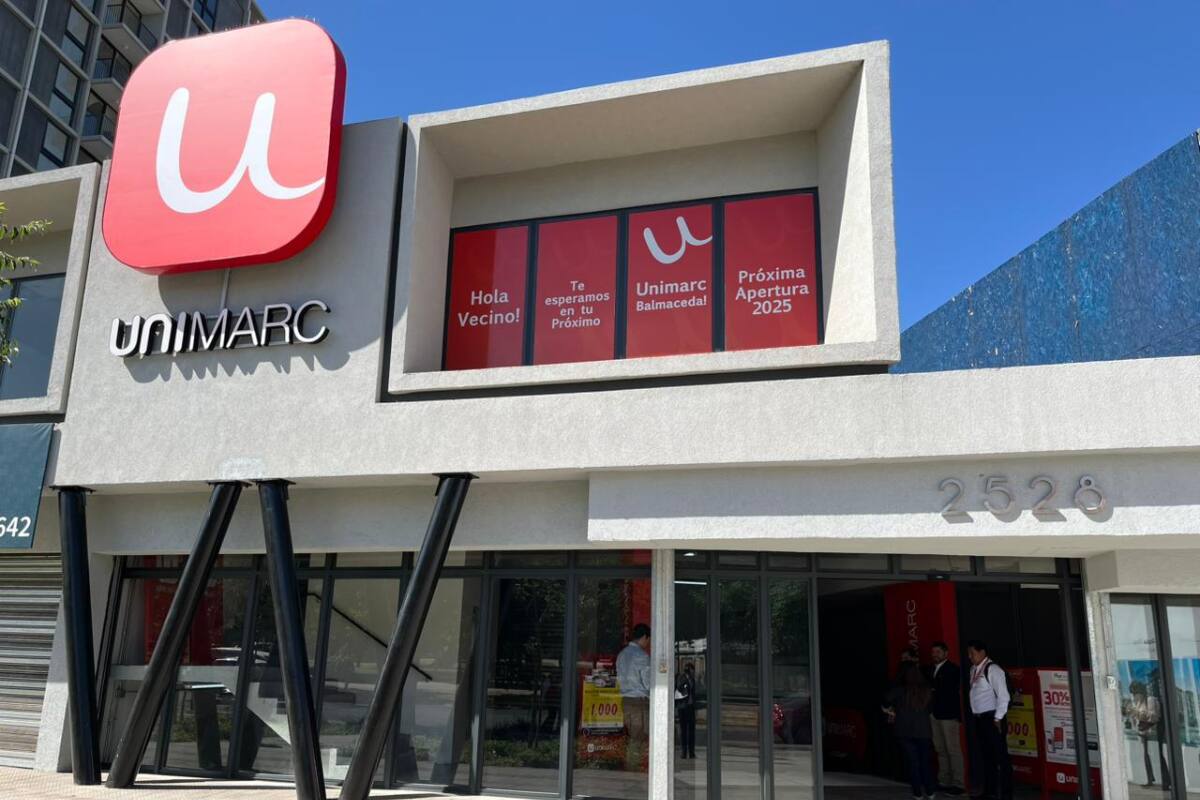Este nuevo supermercado cuenta con más de 700 metros cuadrados de superficie y siete cajas de atención para atender a clientes.