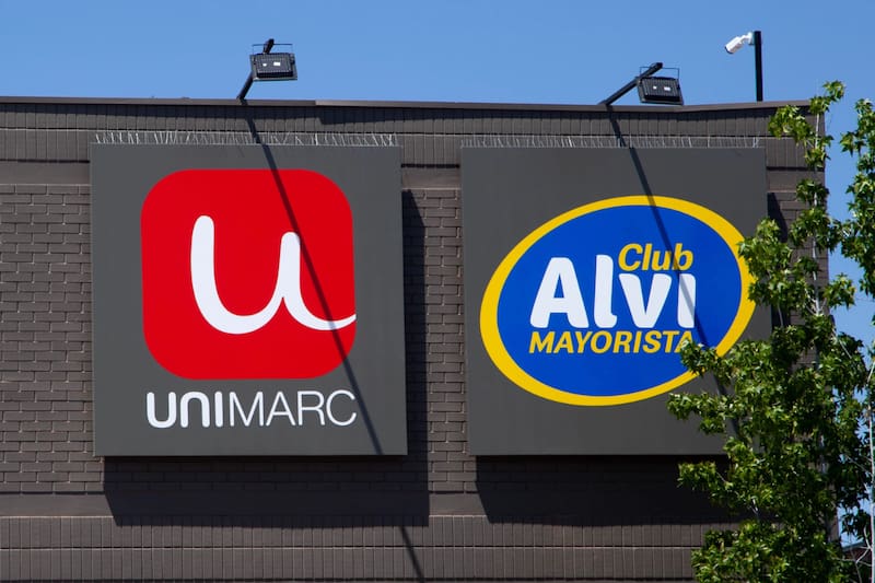 Ambas cadenas de supermercados son operadas en Chile por la empresa SMU.